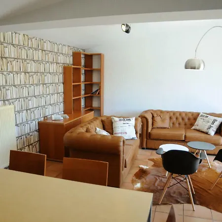Holiday Bibliotha Que *